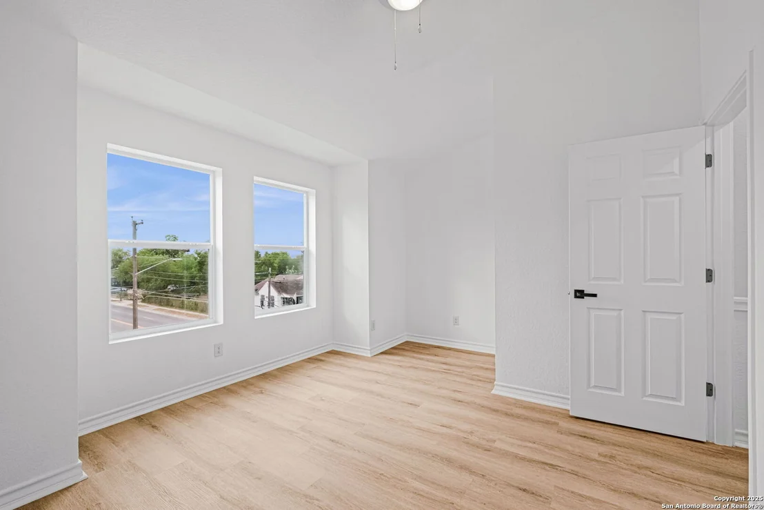 Photo of 1502 S Walters