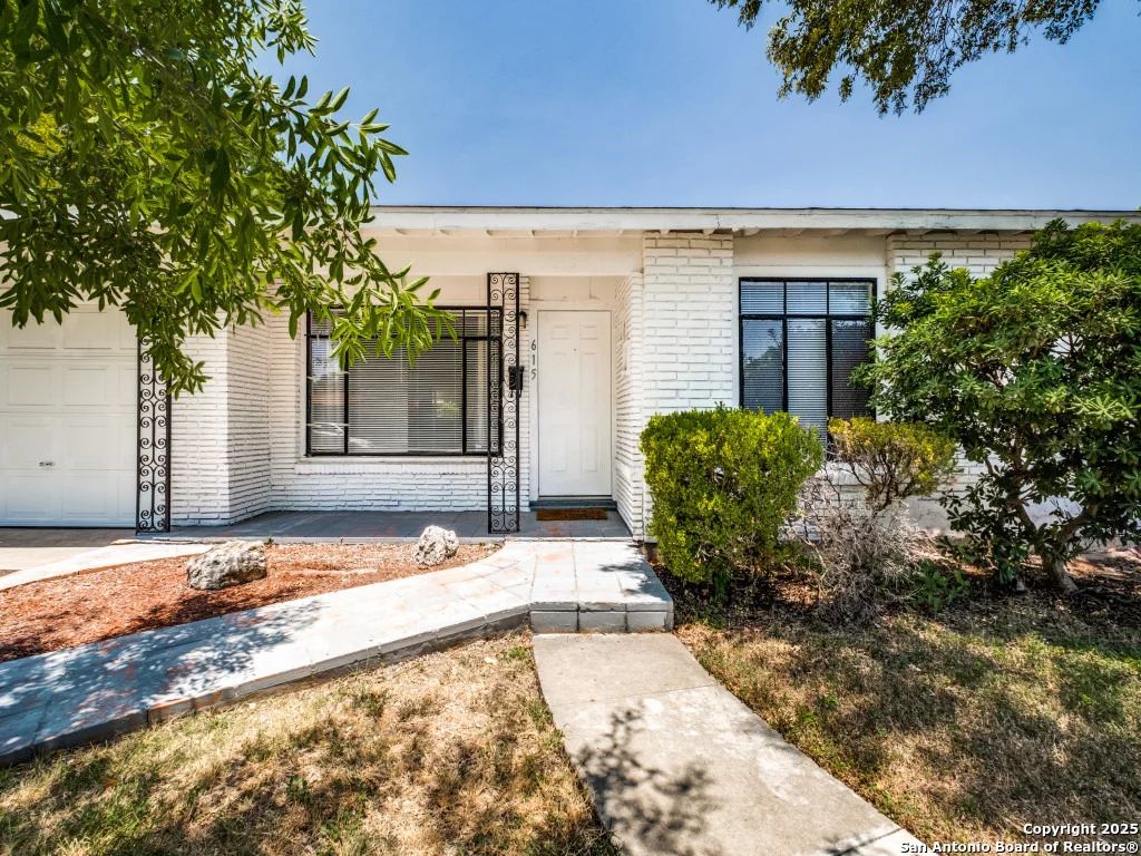 Photo of 615 Edgebrook