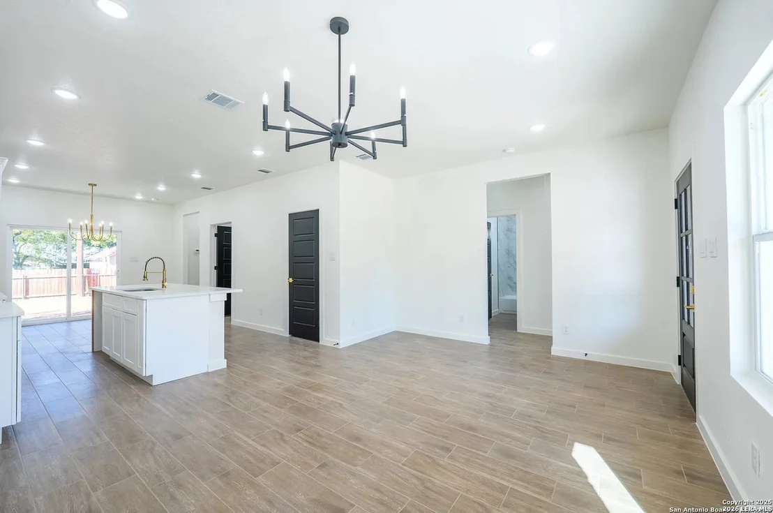 Photo of 229 Colonial Ln