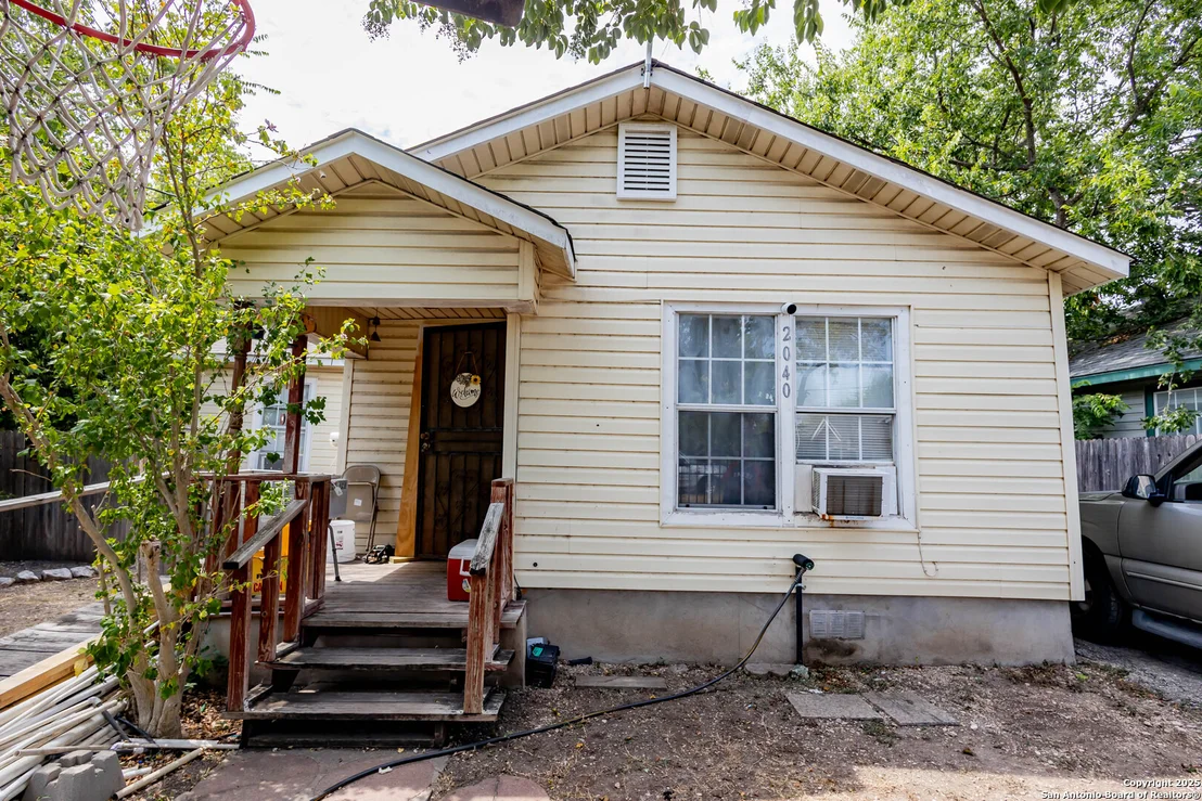Photo of 2040 W Laurel