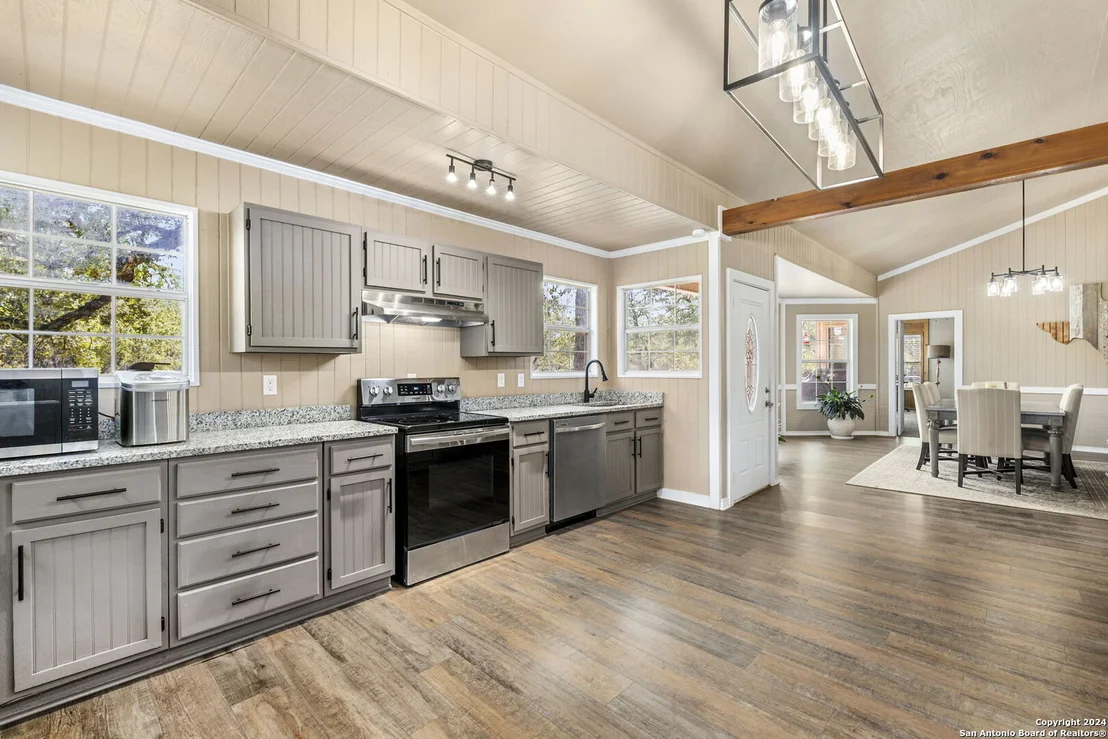 Photo of 592 Oakridge Trail