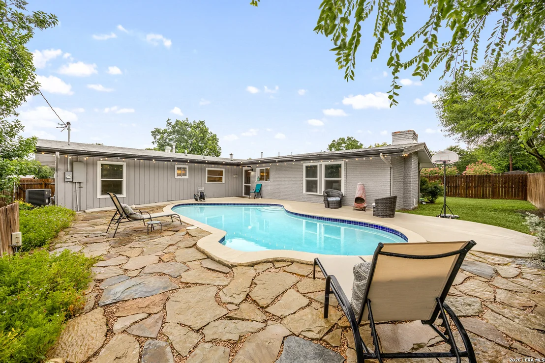 Photo of 359 REXFORD DR
