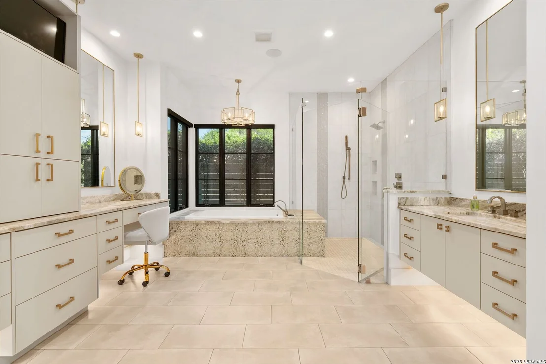 Photo of 121 Greystone Pt