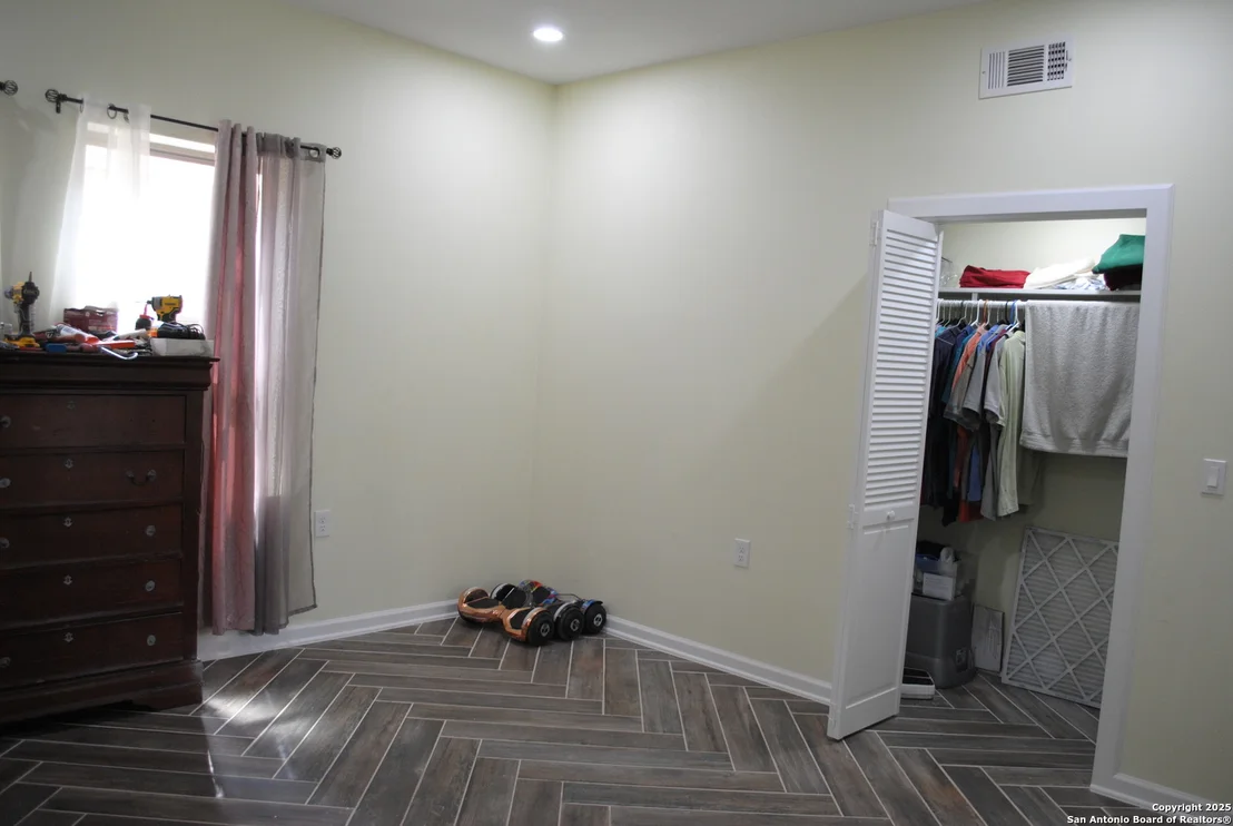Photo of 4337 Throne