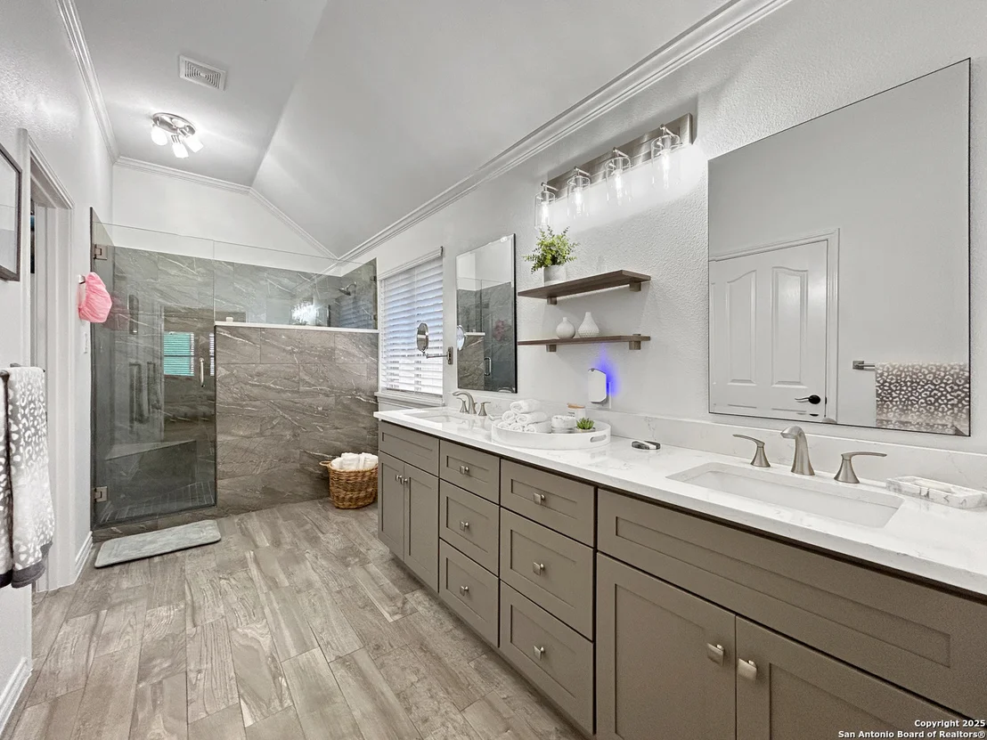 Photo of 1637 Circle Oak