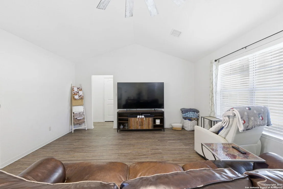 Photo of 2183 Hiline