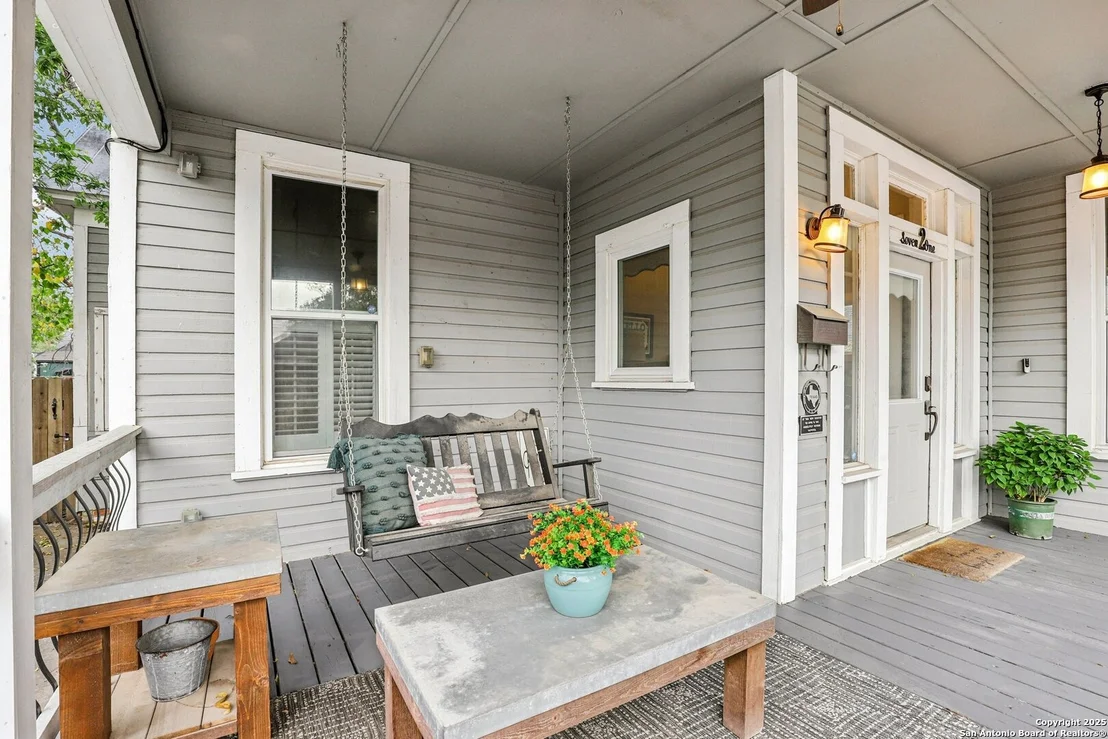 Photo of 721 Saint James
