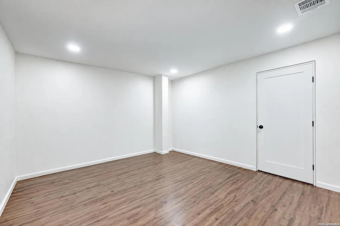 Photo of 1403 MEADOW GLN