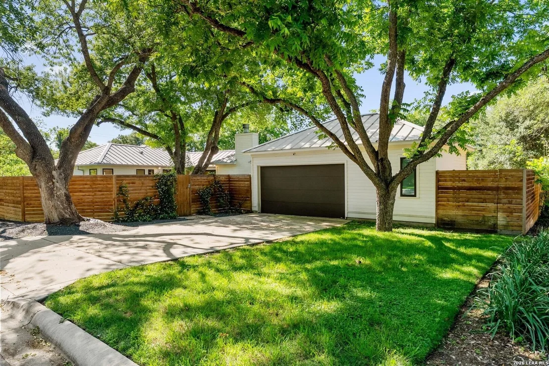 Photo of 1402 HUTTO RD