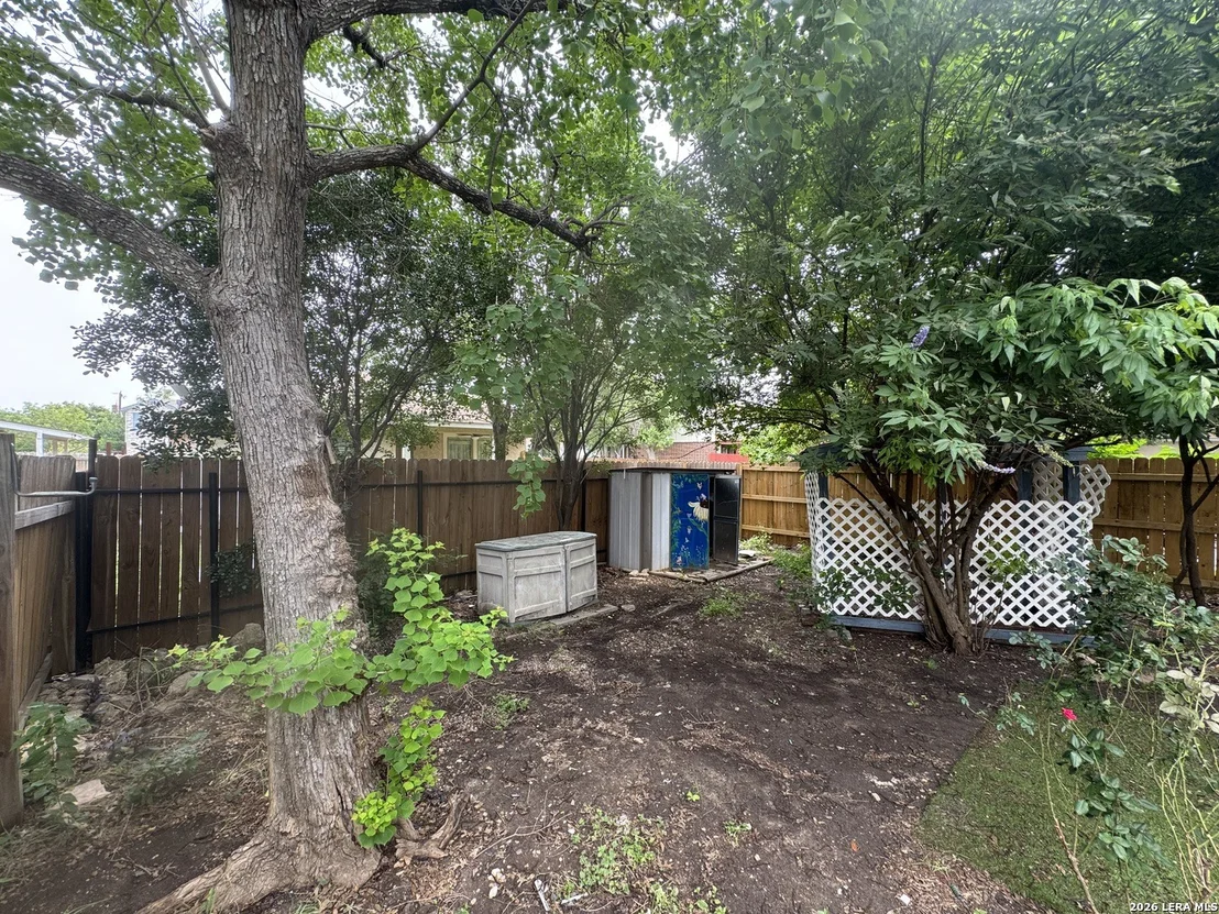 Photo of 7702 Chatsworth