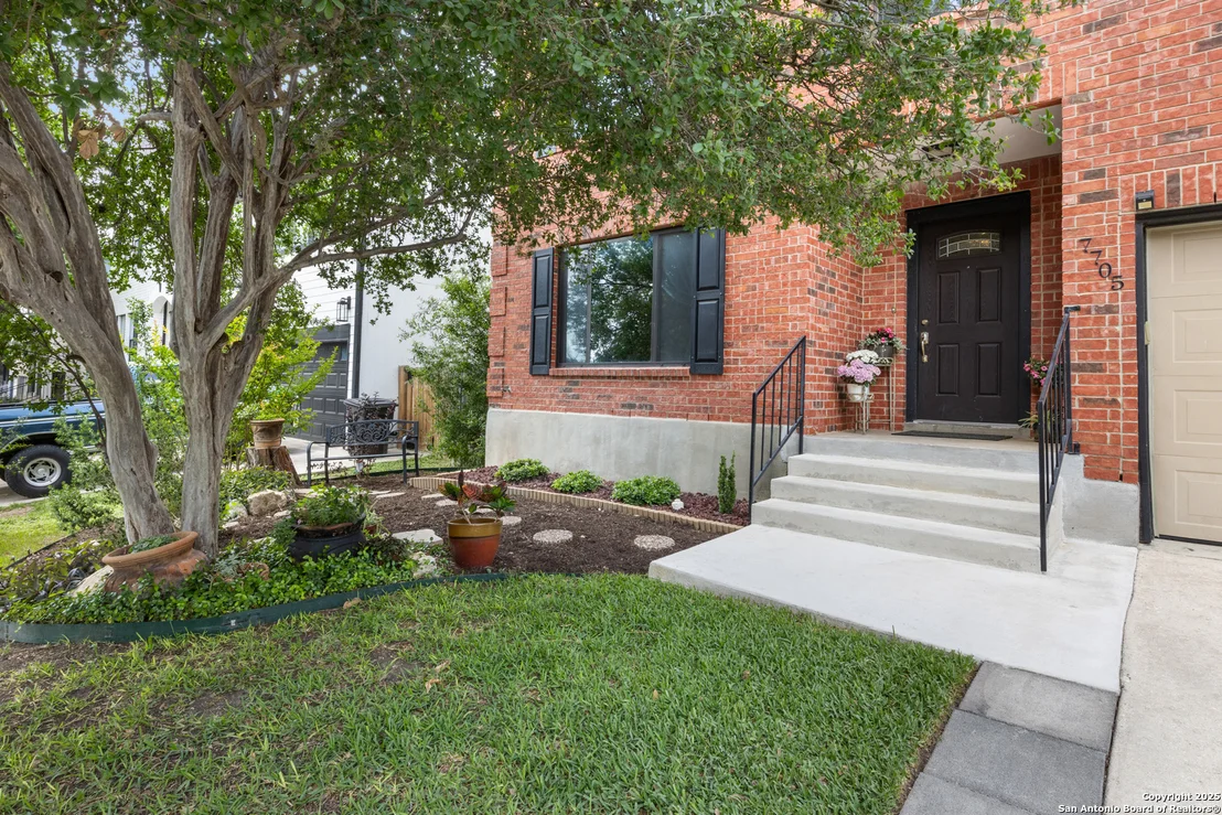 Photo of 7705 Wood Bluff