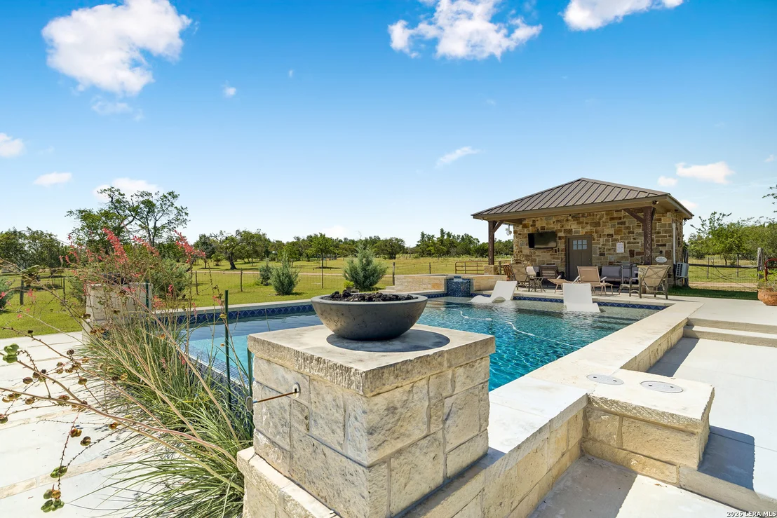 Photo of 652 OVERLOOK DR