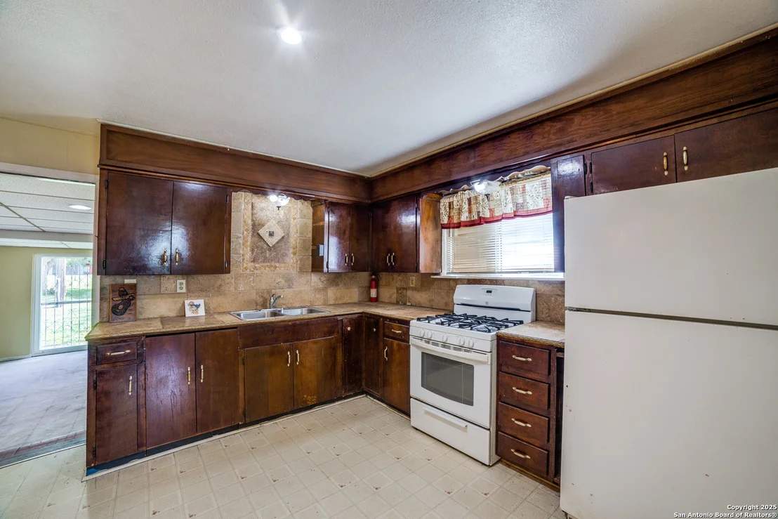 Photo of 606 W BAETZ BLVD