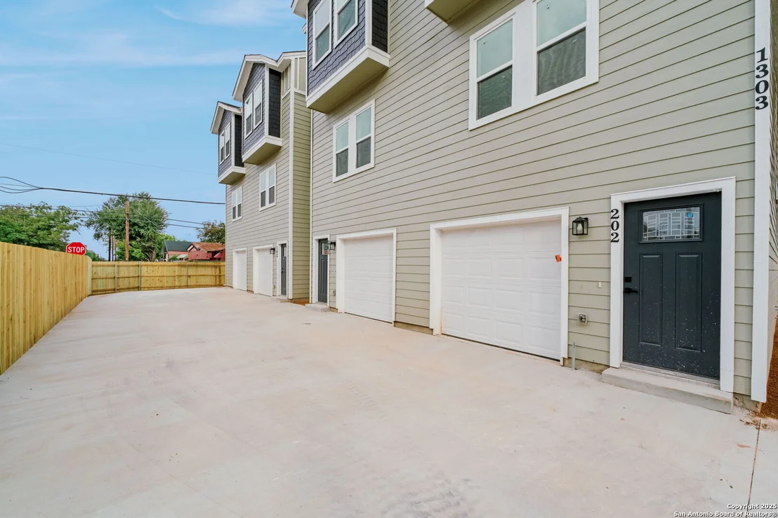 Photo of 1502 S Walters