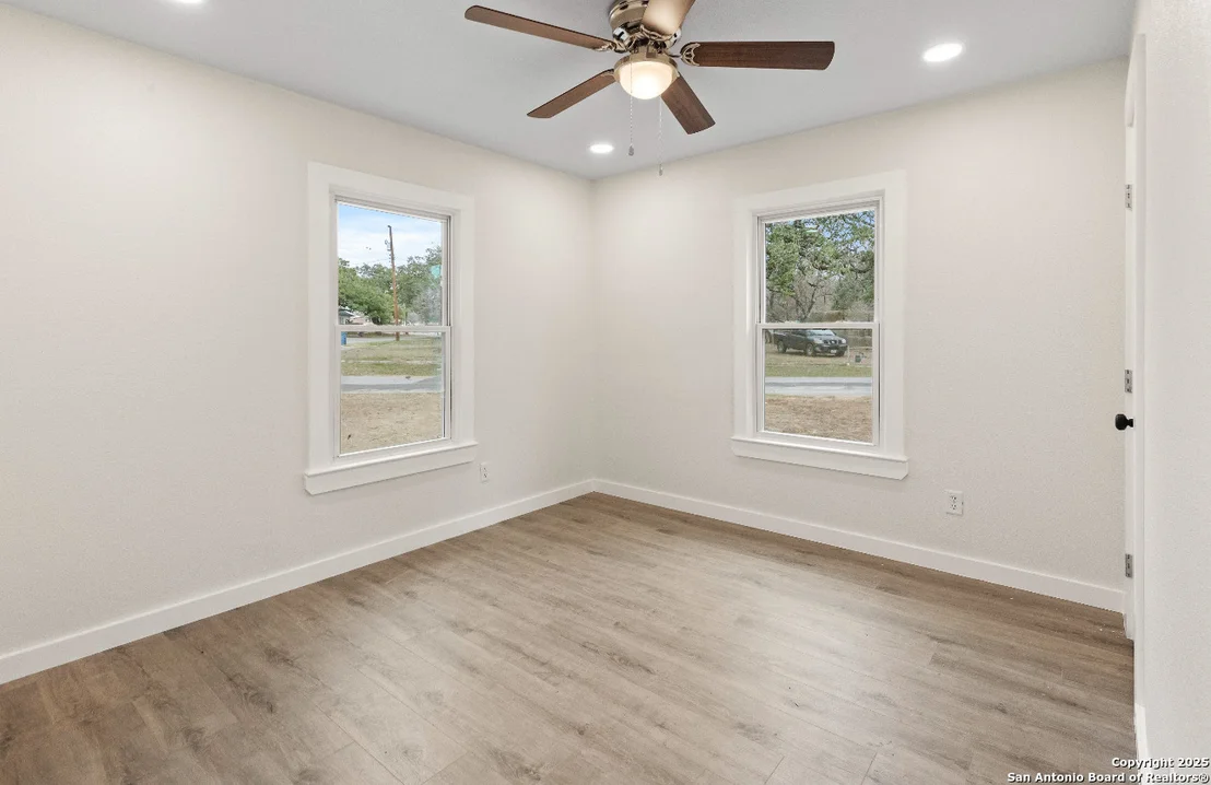 Photo of 601 W MOORE AVE