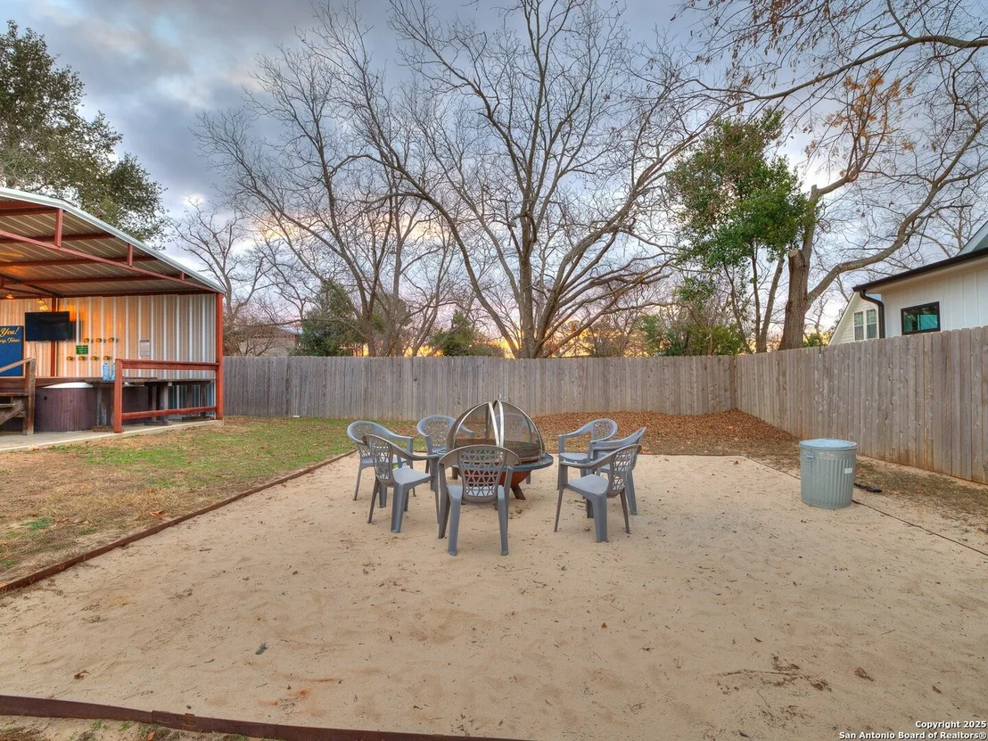 Photo of 337 W Hackberry St