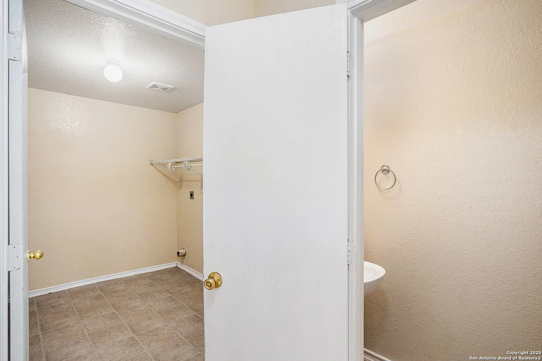Photo of 237 Hinge Chase