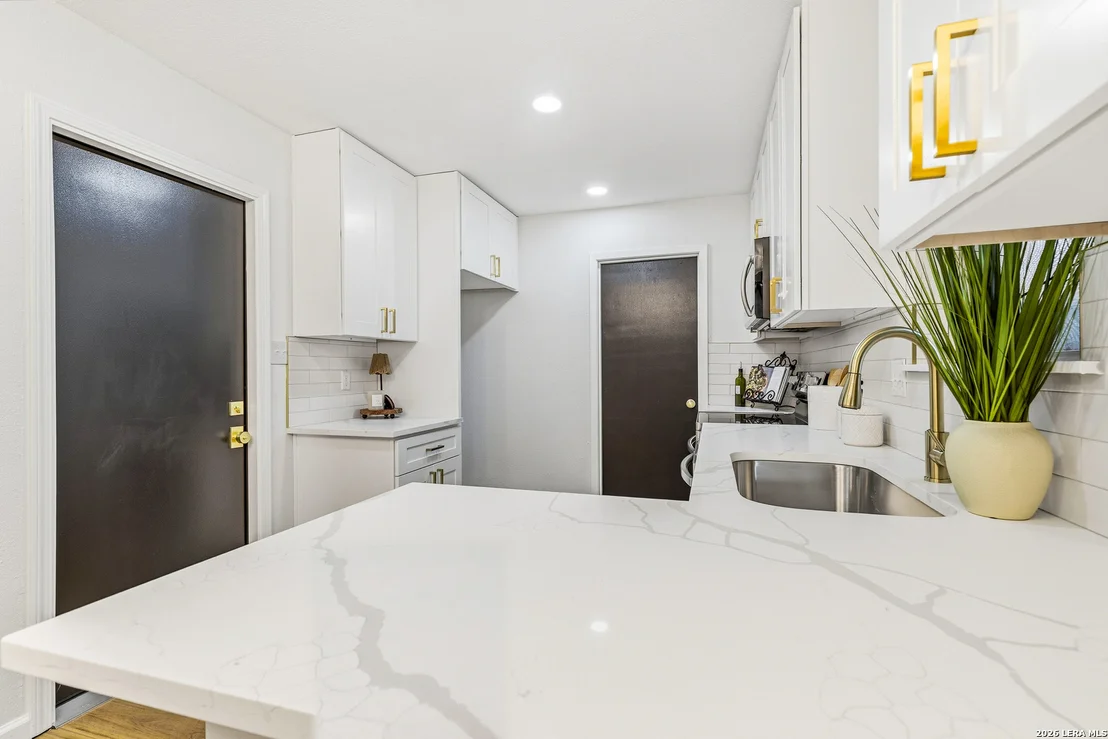 Photo of 6707 FOREST GRV