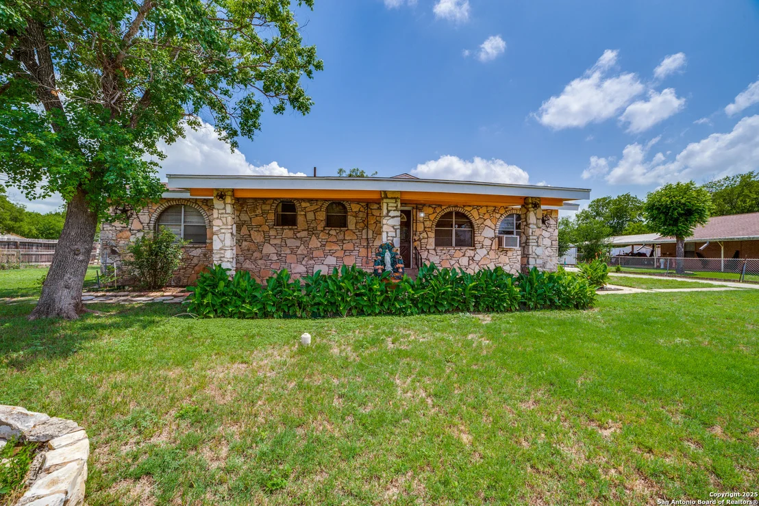 Photo of 606 W BAETZ BLVD