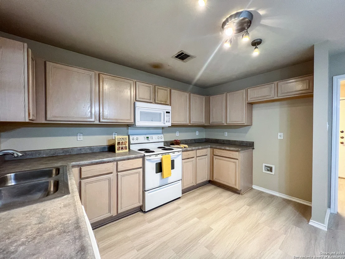 Photo of 224 EAGLE PASS DR