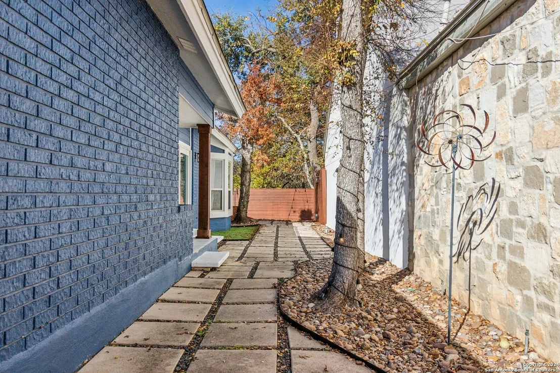 Photo of 3415 River Way