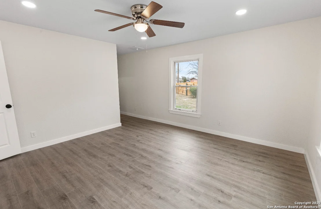 Photo of 601 W MOORE AVE