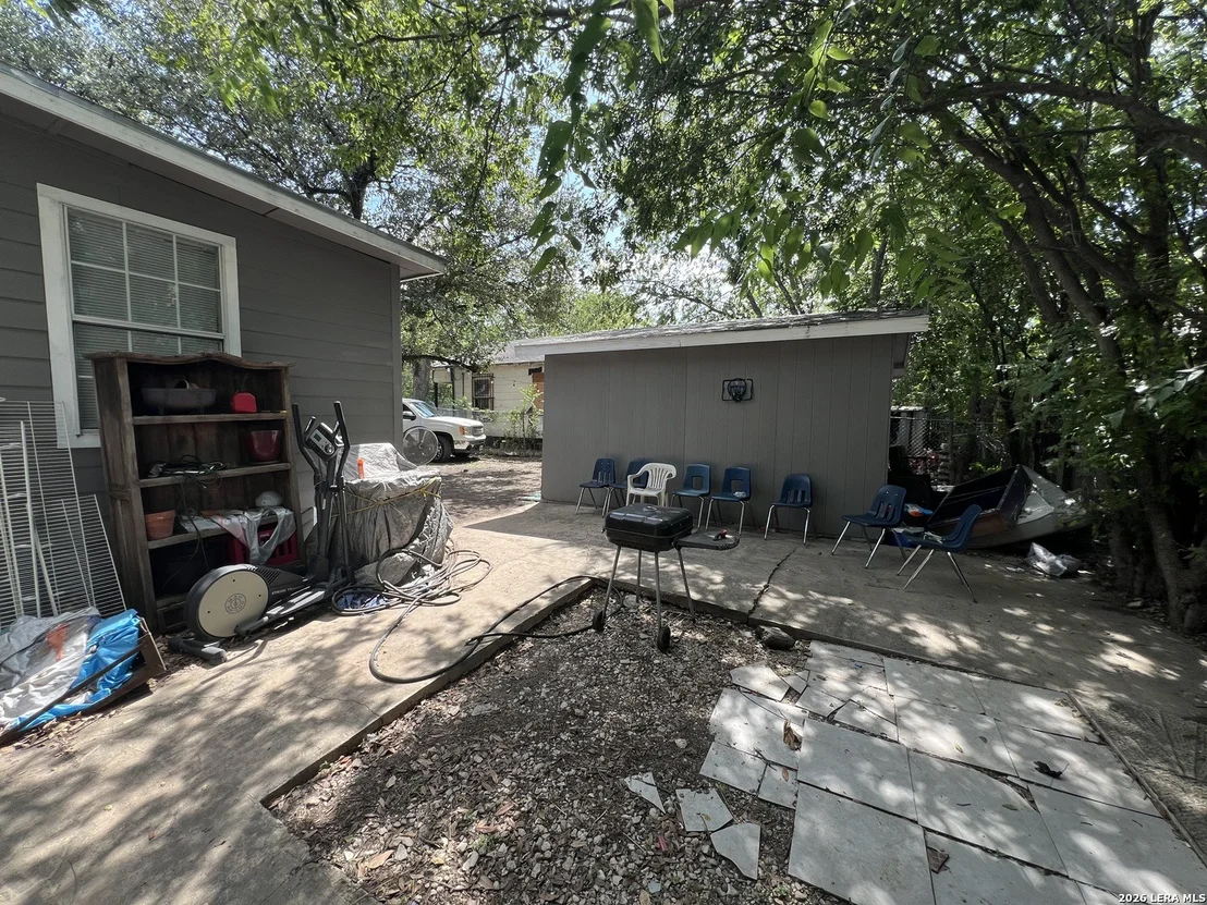Photo of 2035 LYONS ST