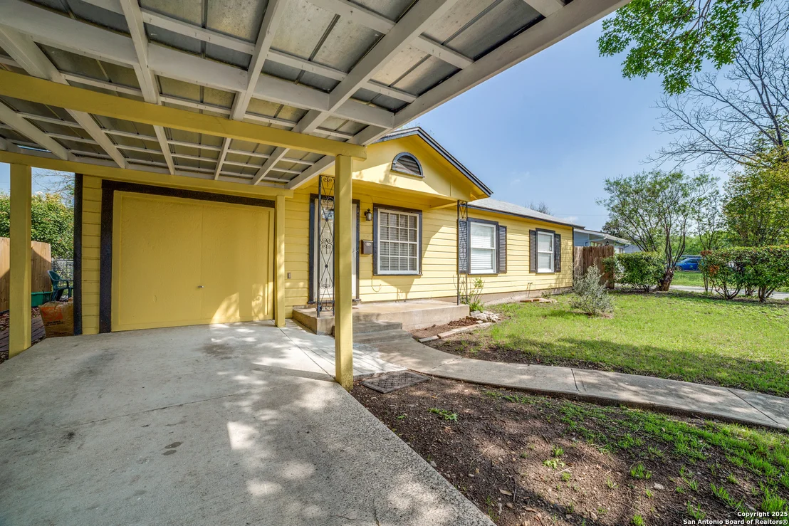 Photo of 1011 Thorain Blvd