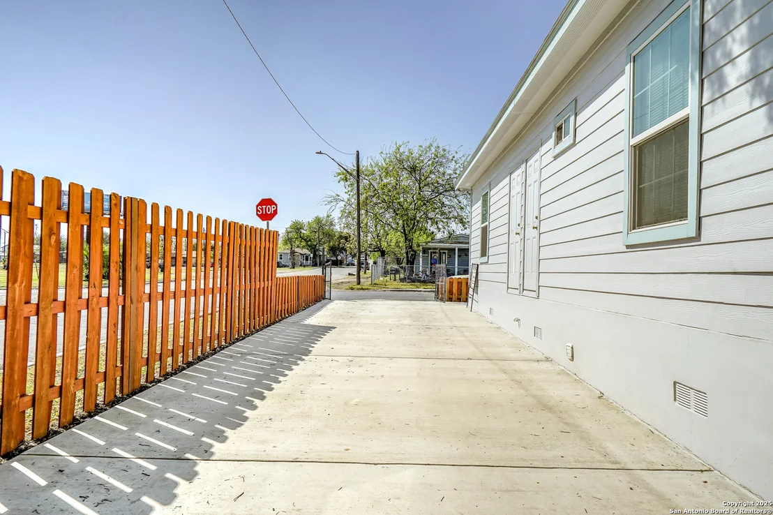 Photo of 1503 Edison Dr