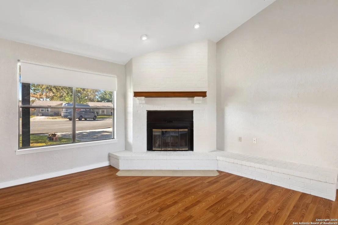 Photo of 8 ROSELAWN CIR