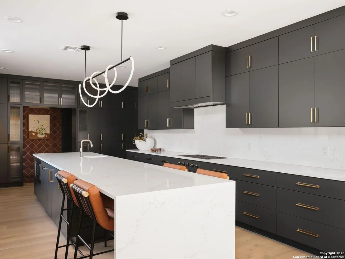 Photo of 353 Lakeview Blvd