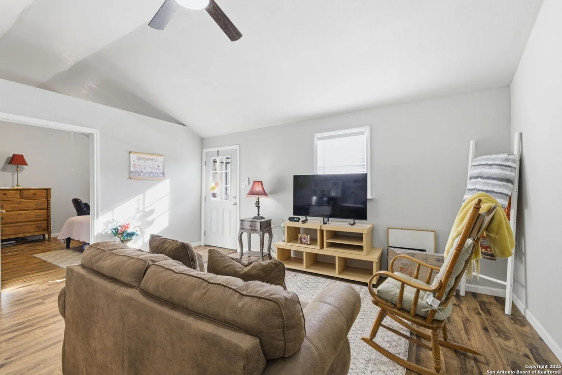 Photo of 2183 Hiline
