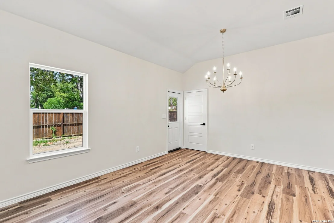 Photo of 1123 VICKERS AVE