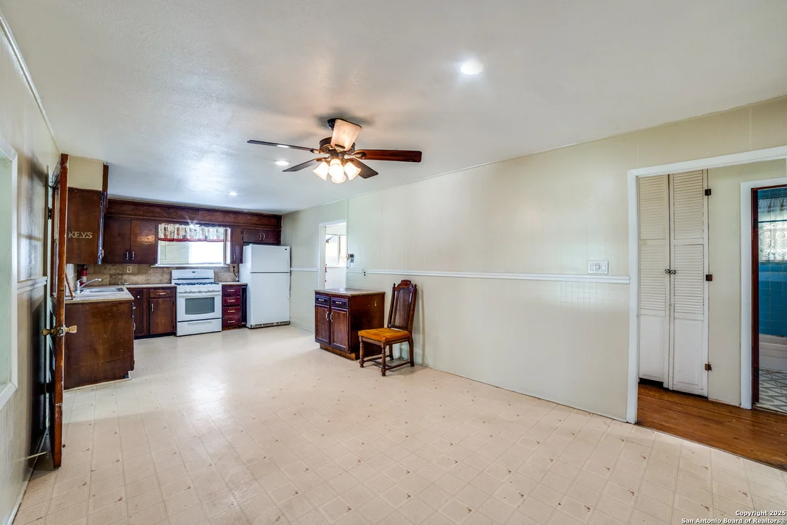 Photo of 606 W BAETZ BLVD
