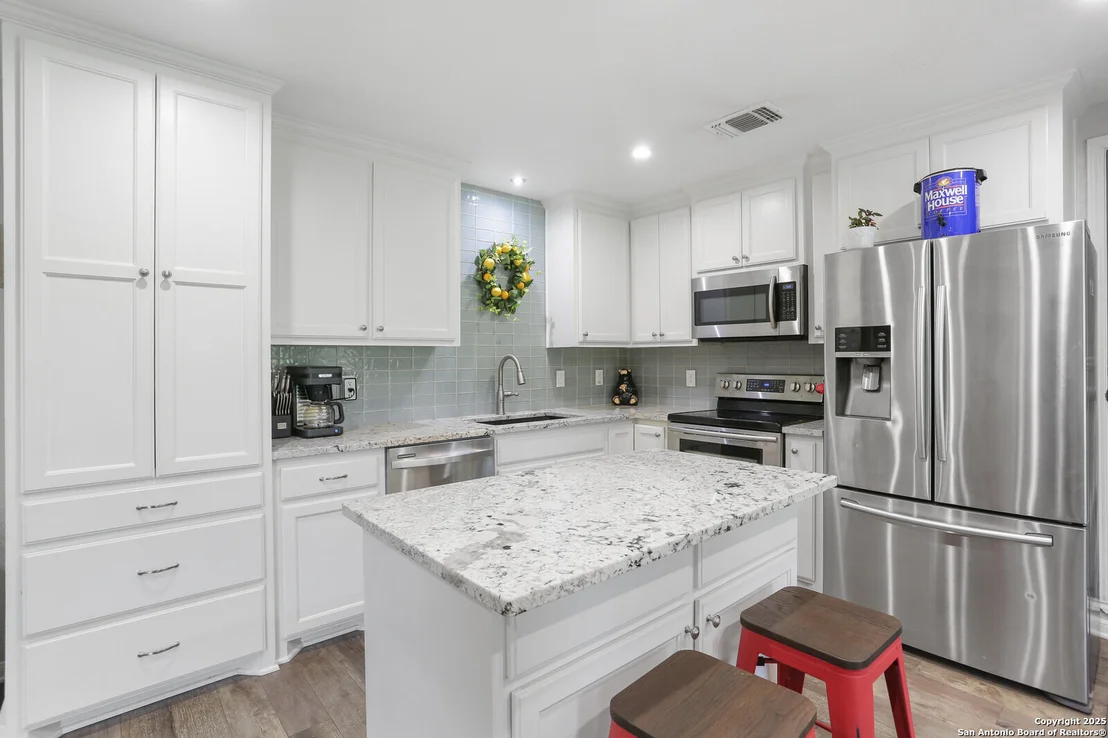 Photo of 640 Riverside