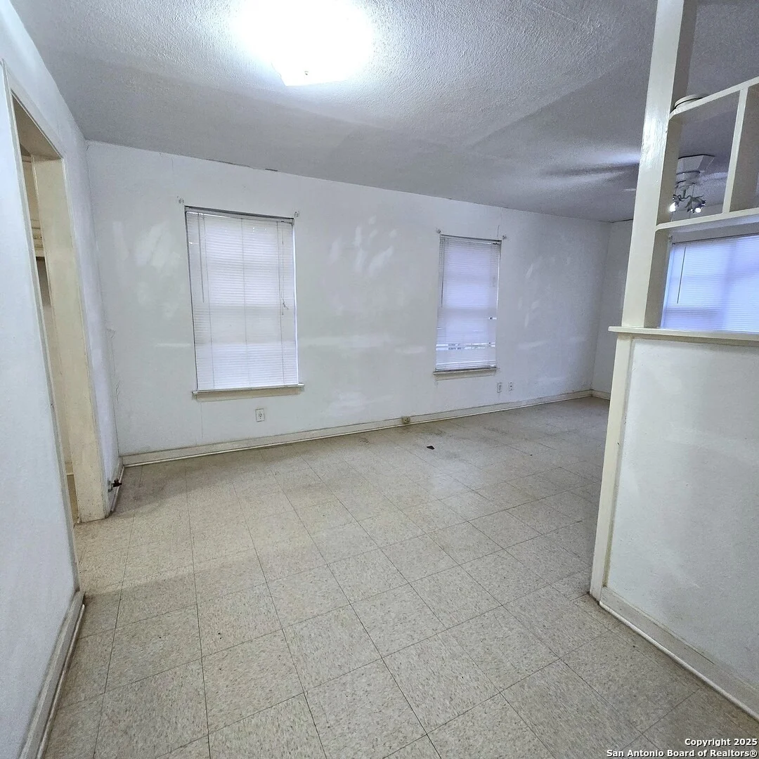 Photo of 4722 Lark