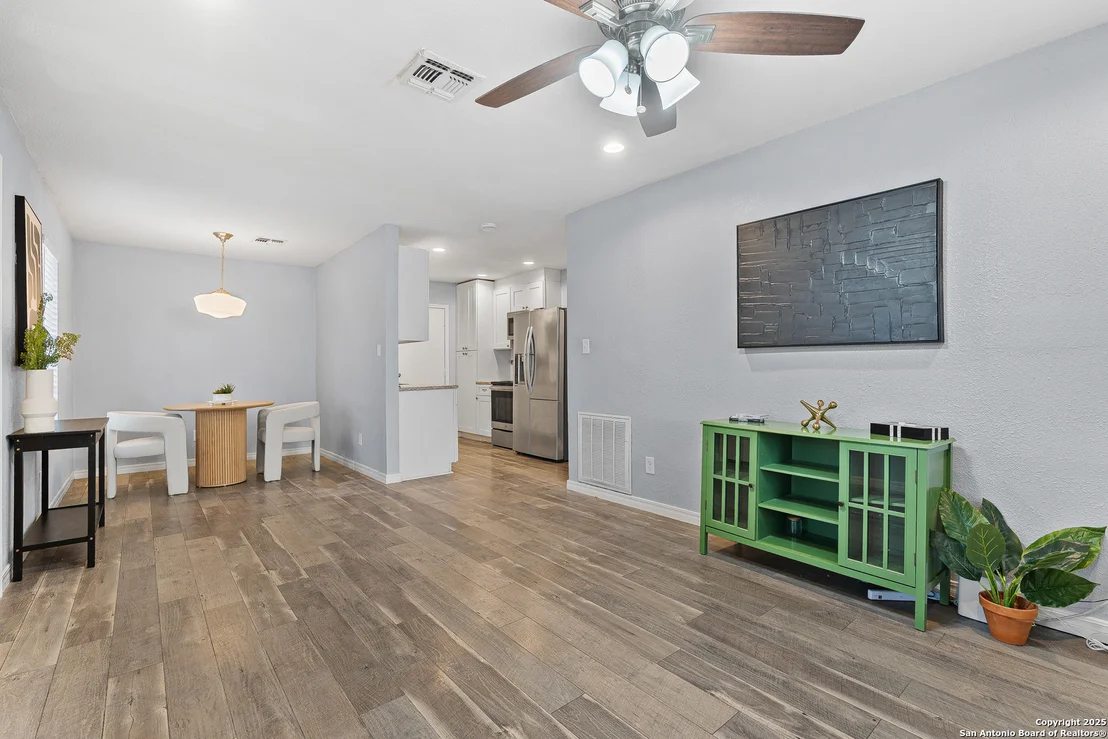 Photo of 835 Deely