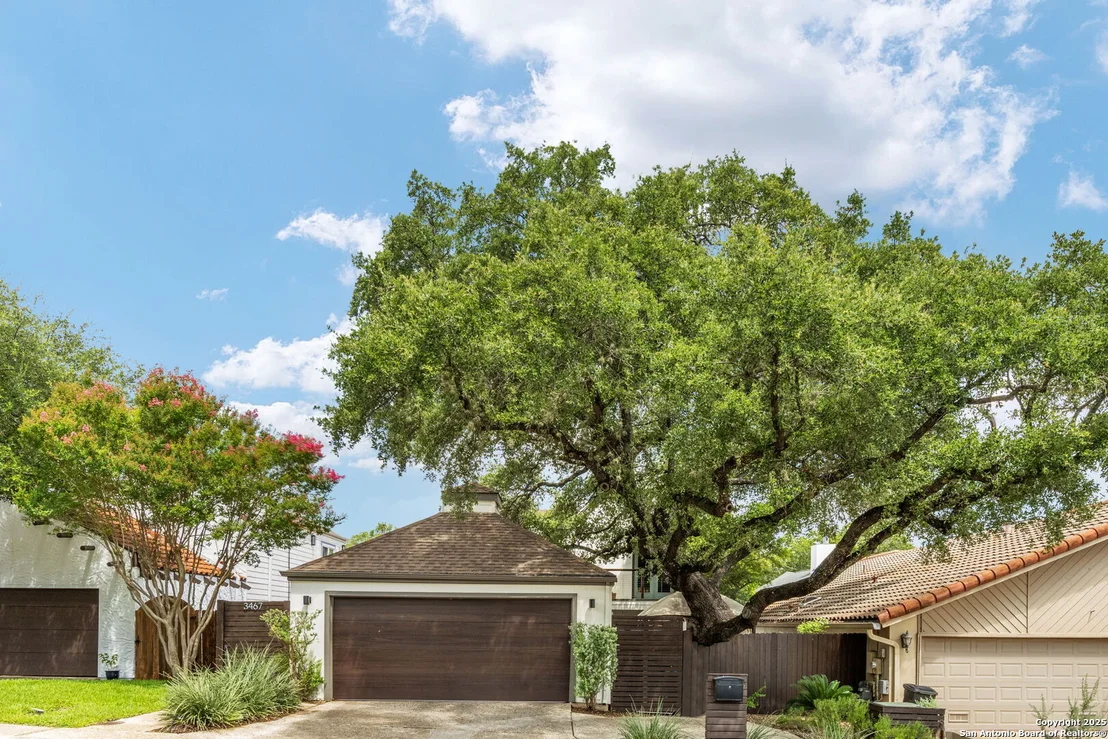 Photo of 3467 River Way