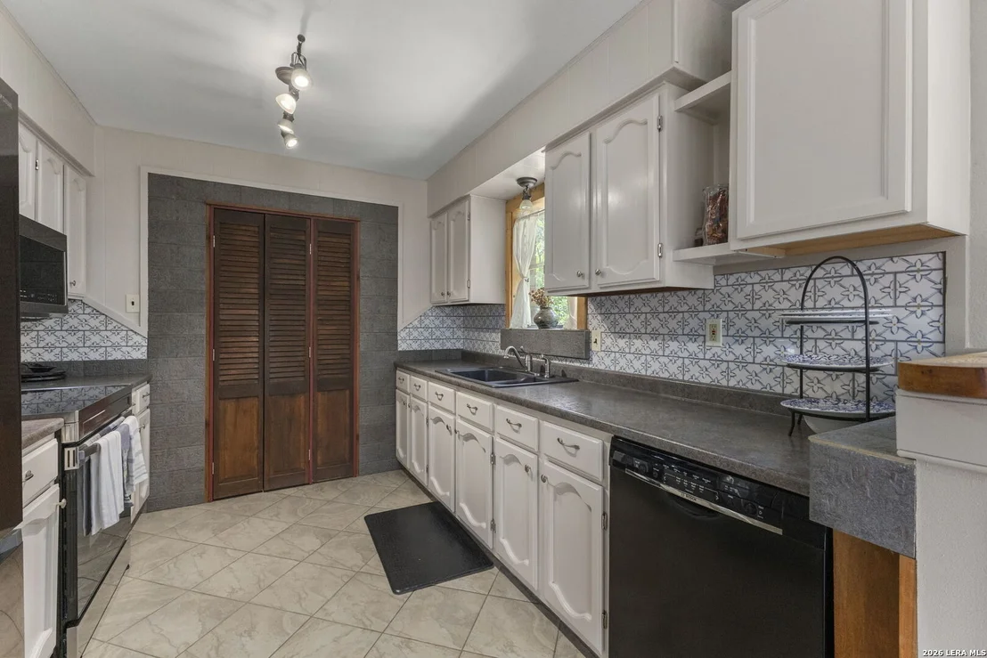 Photo of 346 RAINBOW DR