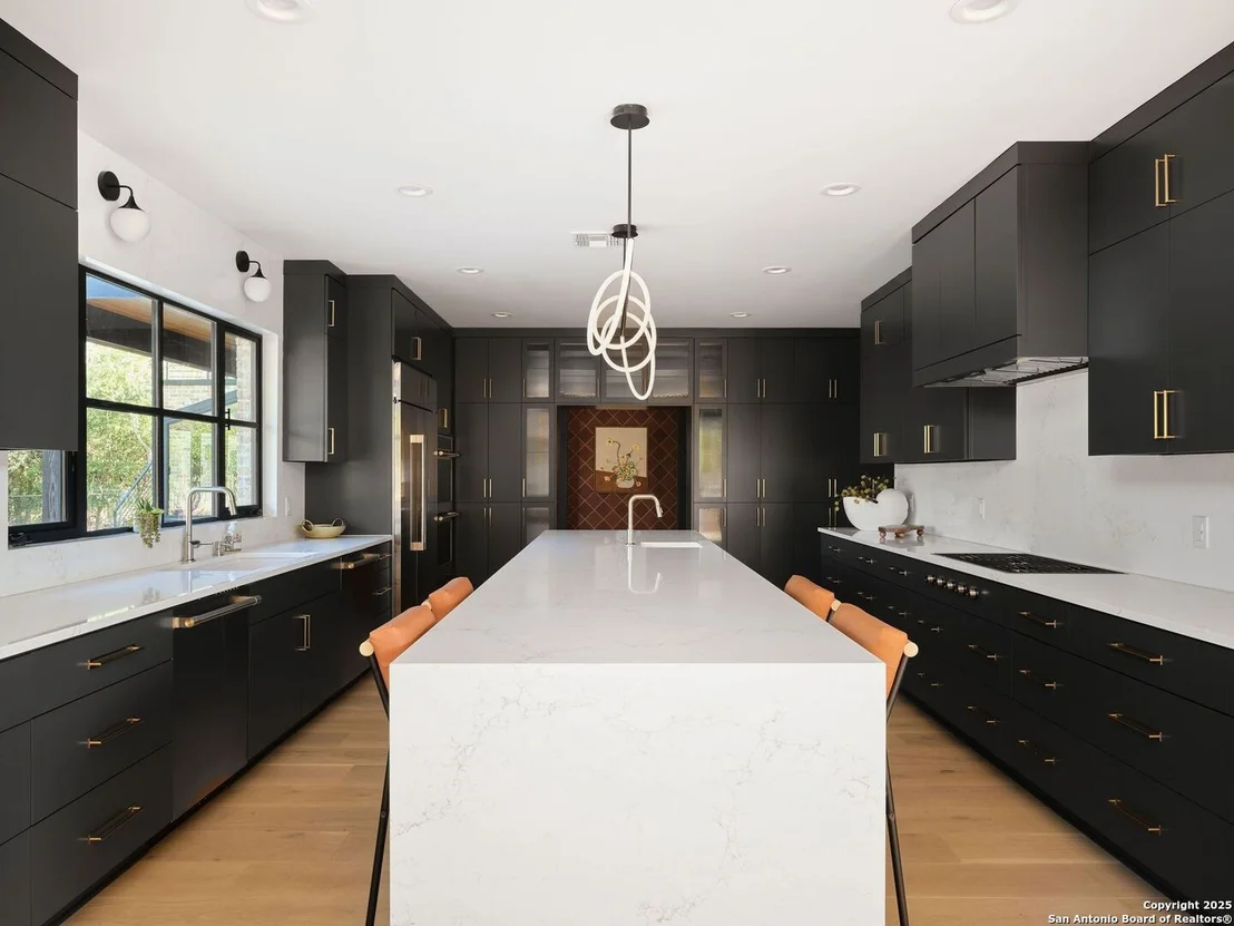 Photo of 353 Lakeview Blvd
