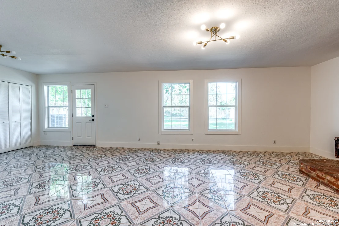Photo of 827 WARE BLVD