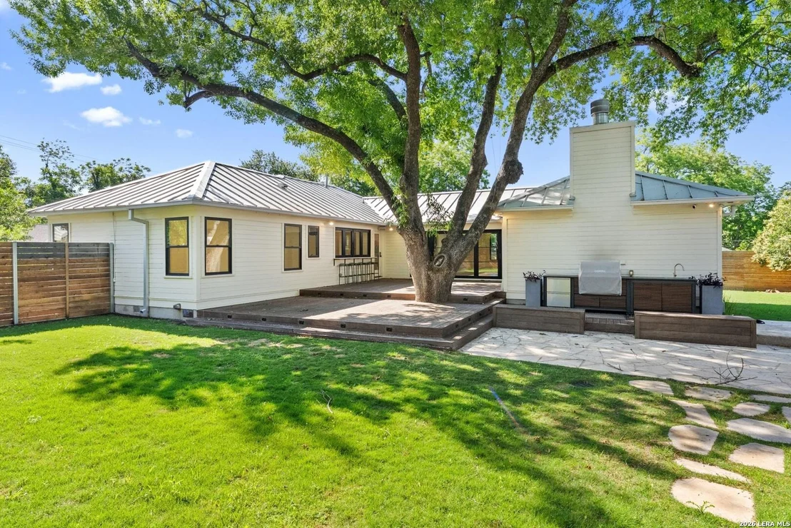 Photo of 1402 HUTTO RD