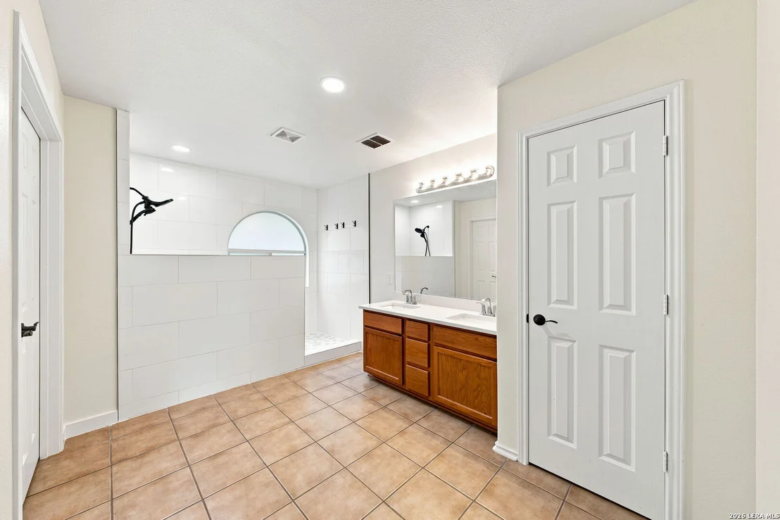 Photo of 17210 Darien Wing