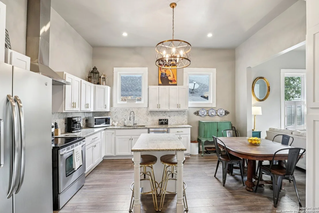 Photo of 721 Saint James