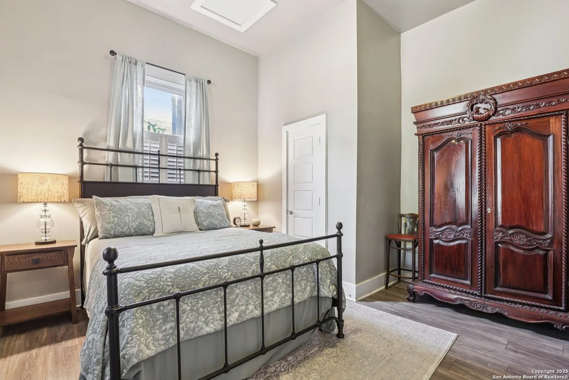 Photo of 721 Saint James