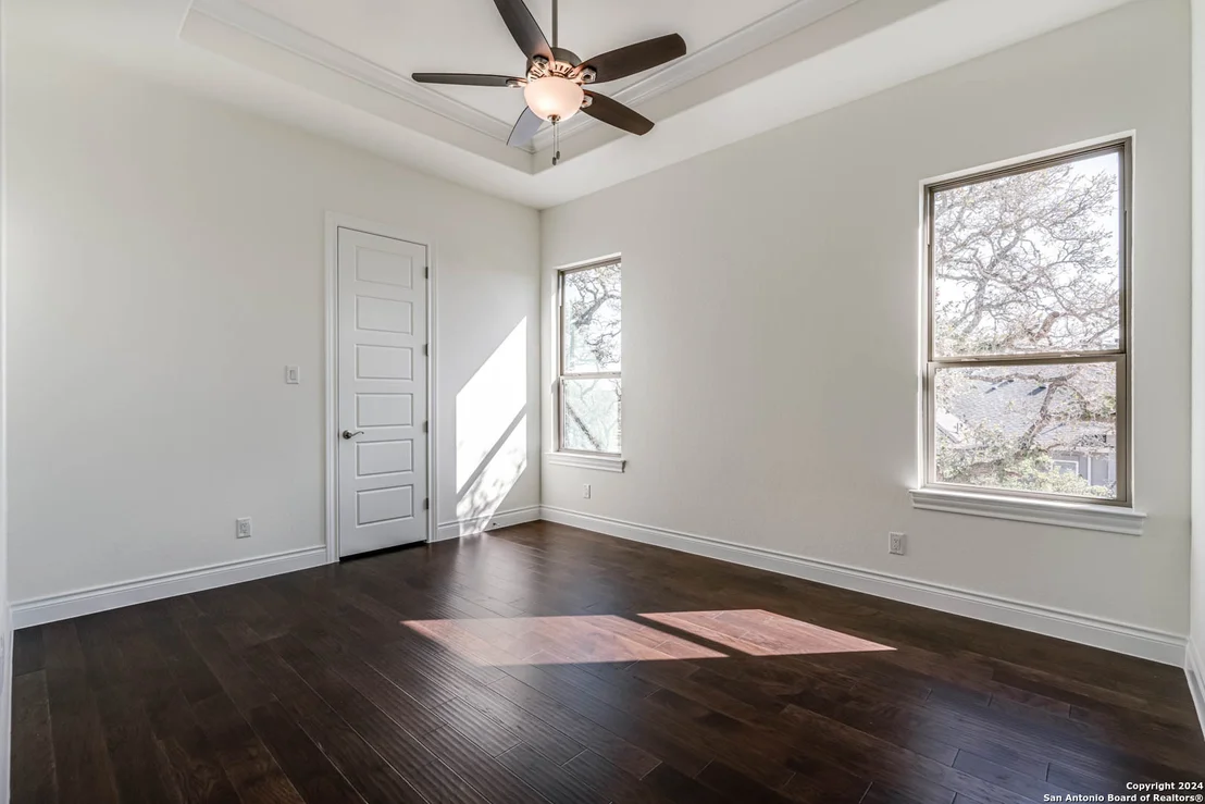 Photo of 921 ESCADA