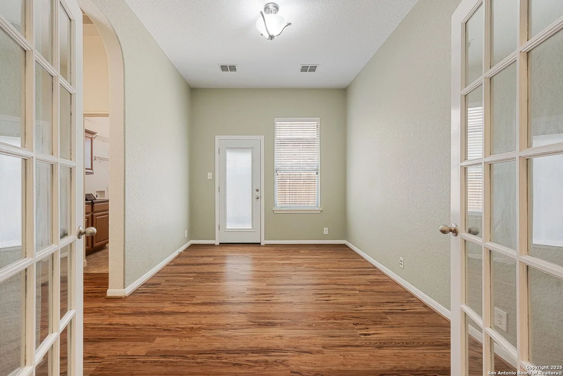 Photo of 1210 Magellan