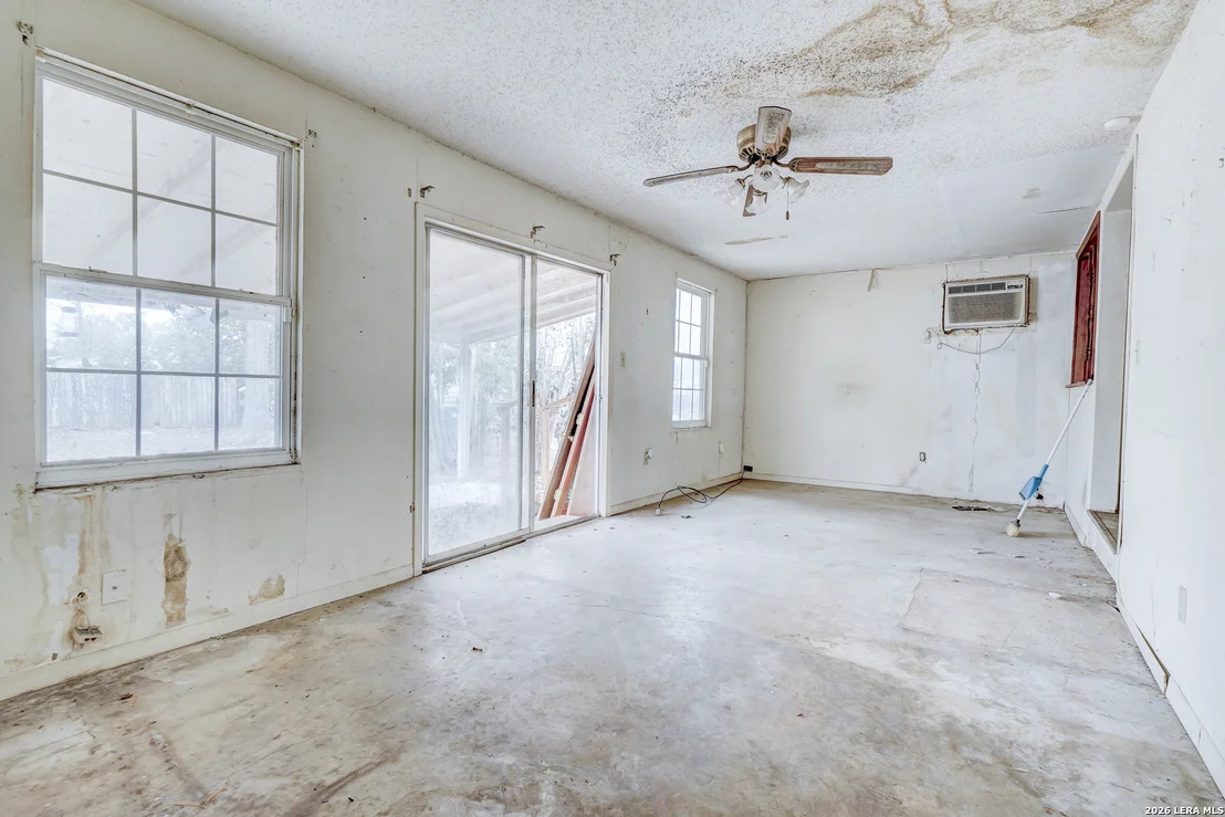 Photo of 318 VICKERS AVE