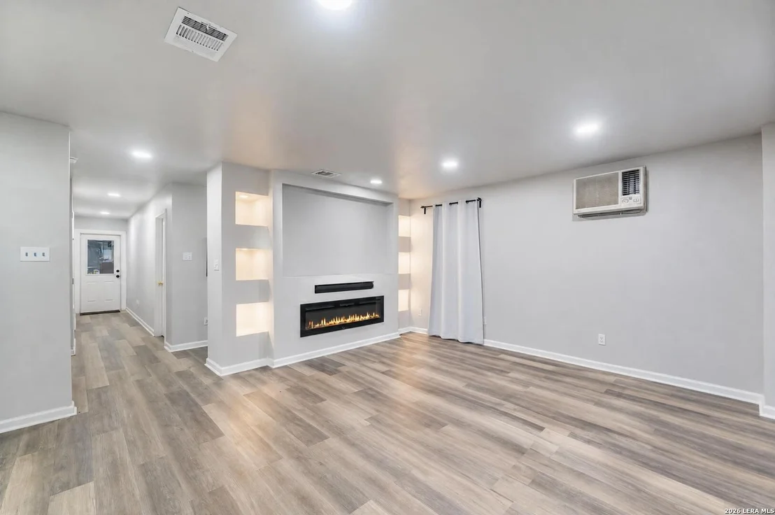 Photo of 1403 MEADOW GLN