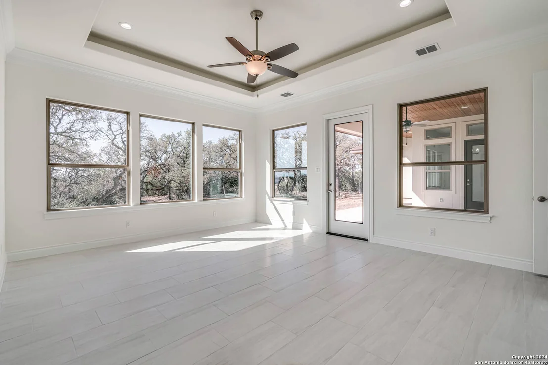 Photo of 921 ESCADA